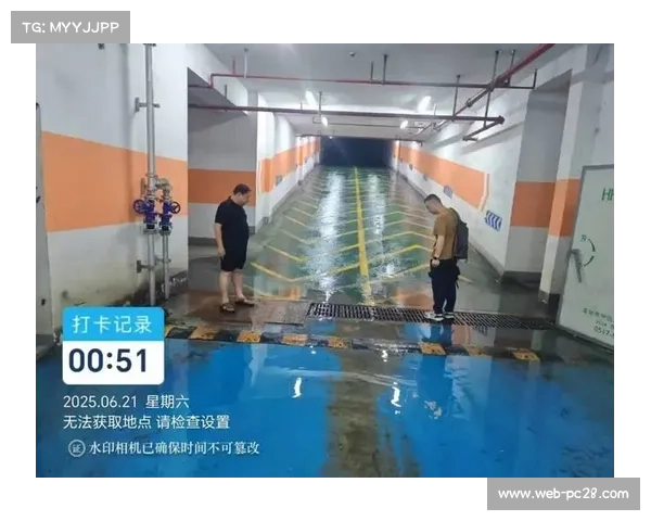 暴雨突袭十项全能铅球赛场 运动员巧妙自制防水工具应对恶劣天气 暴雨突袭十项全能铅球赛场 运动员巧妙自制防水工具应对恶劣天气